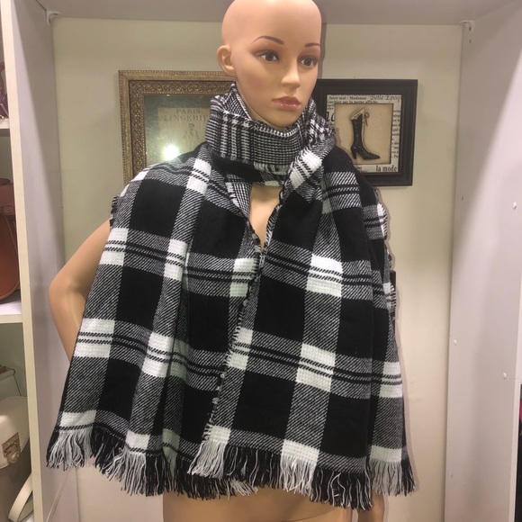 Charlotte Daniel NWOT! Plaid  Fringe Scarf - Picture 3 of 8